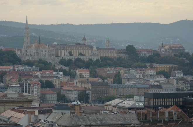 Nad pravým břehem Dunaje stojí též Rybářská bašta a Matyášův chrám (vlevo). Sem i na hrad se ještě podíváme.
