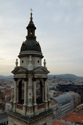Bazilika měří na výšku pěkných 96 metrů, stejně jako známá budova parlamentu postavená v témže období, která zde vyčnívá v pozadí. Shodná výška těchto staveb prý symbolizuje rovnost světského a duchovního přístupu a žádná budova ve městě nesmí být vyšší, pěkně si to ti Maďaři vymysleli.