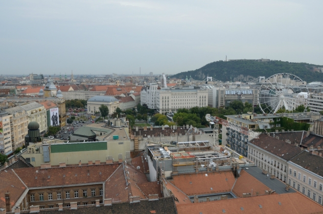 Jih až jihovýchod –  náměstí Erzsébet s již vyfoceným ruským kolem a Gellértův vrch na druhém břehu Dunaje se sochou Svobody (Szabadság-szobor/„sabadšág sobor“), jež připomíná osvobození od nacismu.