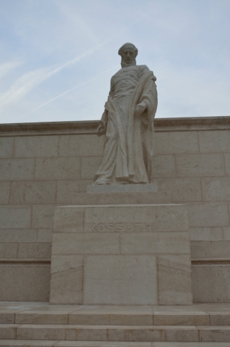 Náměstí při parlamentu nese jméno Lajose Kossutha („lajoš košút“), hlavního vůdce Maďarské revoluce v polovině 19. století, jež přerostla ve válku za nezávislost na Rakousku.