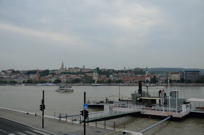 Pomalu přejdeme do Budína ležícího na protějším břehu. Centrum Budapešti se vzdáleně podobá tomu pražskému – řeka jej dělí v severojižním směru, na západě je kopec s hradem a chrámem, většina starého města se rozkládá na plošším východě.