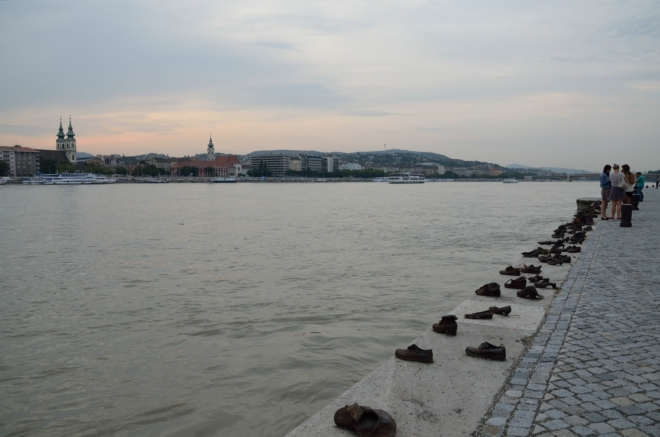 Dunaj proti proudu s památníkem židů zabitých u řeky nacisty v letech 1944–1945. Zastřelení padali do vody a ta je odnesla pryč, předtím se na břehu museli vyzout...