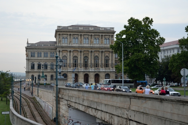 Maďarská akademie věd poblíž mostu (Magyar Tudományos Akadémia/„maďar tudomáňoš akadémia“)