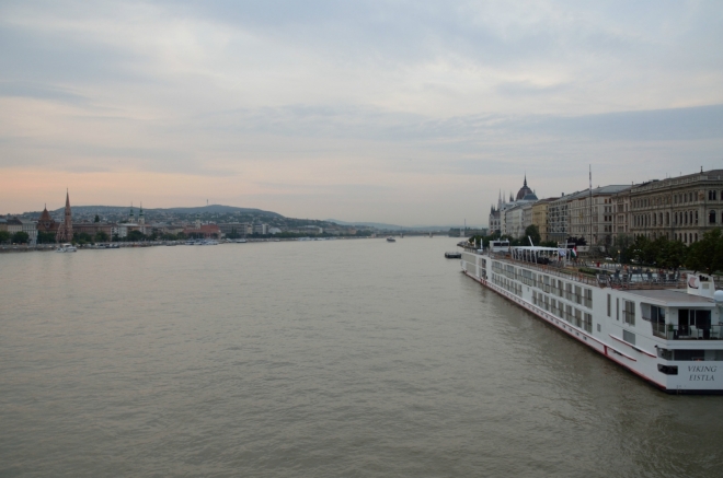 Most je dlouhý 375 metrů, pro představu o šířce Dunaje v těchto místech. Jak napovídá obzor, denní světlo nás každou chvíli opustí.