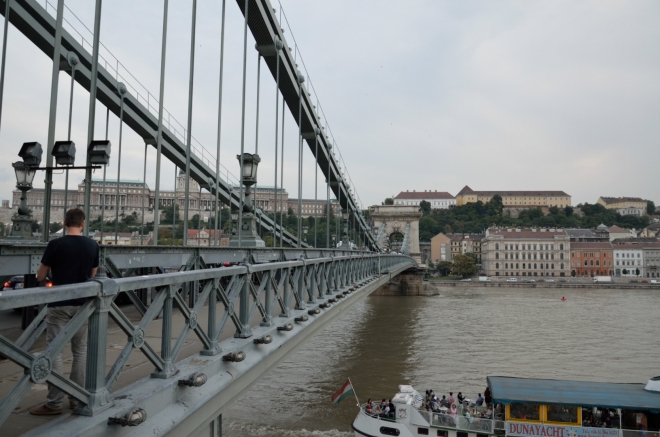 Současná konstrukce mostu pochází z roku 1949, nepřečkala totiž rok 1945, kdy město obléhali Sověti. Zboření tohoto a dalších čtyř mostů zařídili v rámci evakuace z Pešti do Budína Němci, i přes protesty maďarských důstojníků, kteří jinak bojovali na jejich straně.