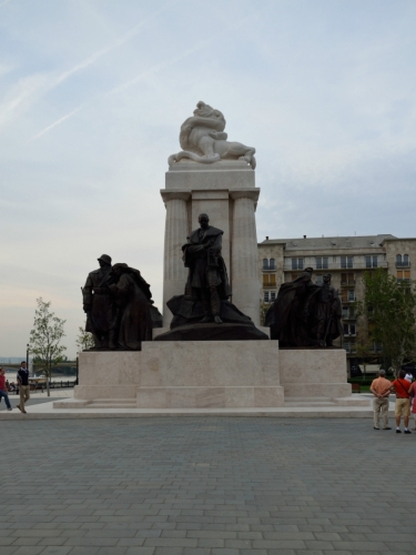 Památník věnovaný Istvánu Tiszovi („ištván tysa“), jenž byl mimo jiné maďarským premiérem za první světové války