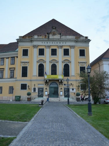 Hradní divadlo (Várszínház/„vársínház“), nejstarší dosud funkční divadlo ve městě