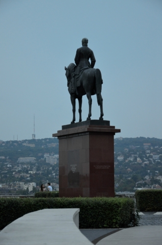 Socha Artúra Görgeye hledící ke kopcům na západě, chvíli hledíme s ním. Görgey je další z klíčových postav Maďarské revoluce, vedl revoluční vojska.