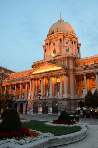 Za těmito dveřmi v prostřední části hradu sídlí Maďarská národní galerie (Magyar Nemzeti Galéria).