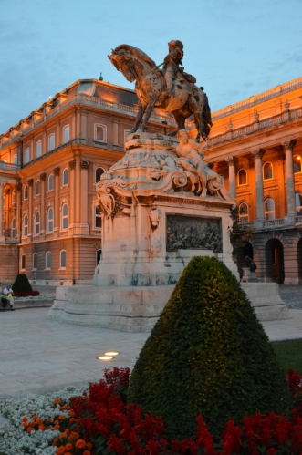 Jezdecká socha prince Evžena Savojského, slavného rakouského vojevůdce, zde stojí od roku 1900. Měla být brzy nahrazena sochou Františka Josefa I., jenž byl mimo jiné i maďarským králem, tyto plány se však nenaplnily.