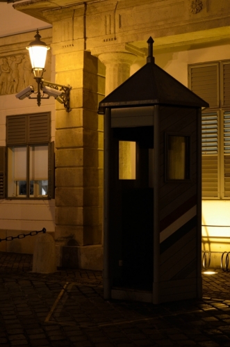 Strážní budka před palácem, noční směny se zřejmě nedrží.