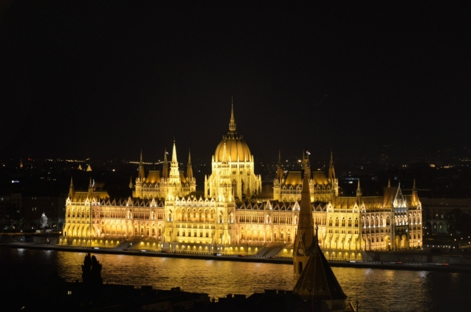 Jeden výhled za všechny – rozsvícený parlament