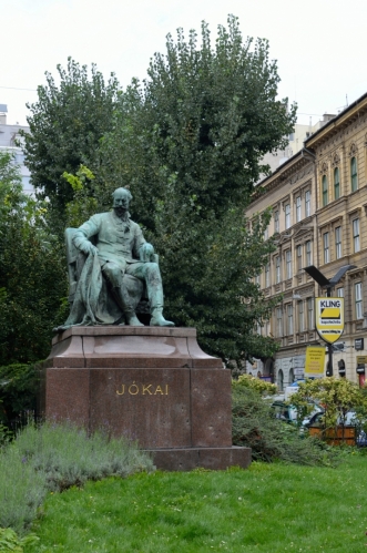 Památník spisovatele Móra Jókaie, spíše výjimečné přerušení souvislých řad domů podél ulice.