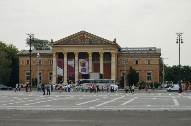... a Palác umění (Műcsarnok/„műčarnok“).