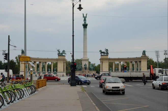 Třídu uzavírá velkolepě pojaté náměstí Hrdinů (Hősök tere/„hőšök tere“, přehláska tvořená čárkami se čte dlouze), dokončené roku 1929. Jeho ústředním bodem je Památník tisíciletí (Millenniumi emlékmű, opět oslava kulatého výročí Uher), připomínající zejména významné vůdce a hrdiny z maďarské historie.