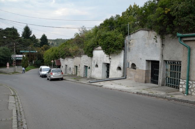Vinné sklípky kousek od kempu, jako bych všude cítil rozlité víno.