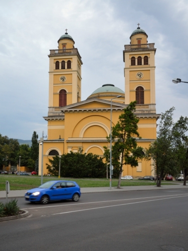 Ve čtvrt na osm se konečně dostáváme k centru, tohle přecházení města mě nebude bavit. Zde vidíme zezadu místní baziliku (či katedrálu, říká se jí různě).