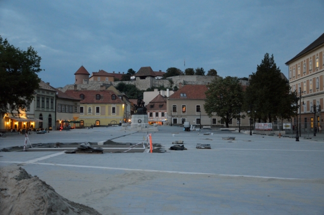 Přešli jsme na hlavní náměstí, v pozadí vyčnívá egerský hrad. Vypadá to tu hezky, místní se však zřejmě o našem příjezdu dozvěděli předem a většinu starého města stihli rozkopat.