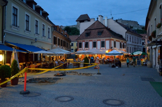 V centru je jinak velmi příjemně. Teplota přes dvacet stupňů, zahrádky všech restaurací plné, zde dokonce uprostřed ulice sedí muzikant a hraje hostům několika restaurací současně.