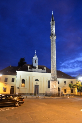 Úzkými uličkami jsme se dostali k další z hlavních egerských zajímavostí, jíž je minaret ze 17. století, nejsevernější z minaretů dochovaných na bývalém území Osmanské říše. Vzhledem k dlouhé expozici jsem fotku bohužel nedokázal nerozmazat.