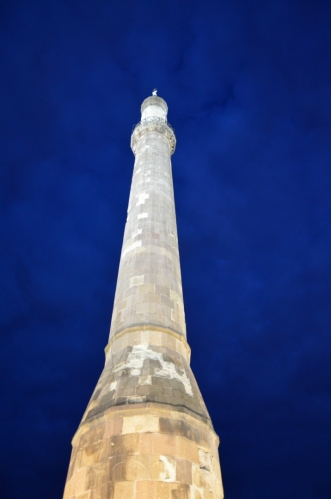 Minaret je možná nejvýraznějším pozůstatkem turecké nadvlády v Egeru, jež trvala téměř sto let (obléhání v roce 1596 už město nezvládlo tak dobře). Máme smůlu, že všude přijíždíme až večer, za dne je možné – ačkoliv se mi tomu při šířce stavby nechce věřit – vystoupat skrz minaret na vyhlídku.