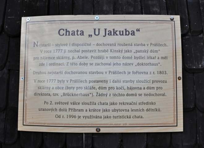 Penzion U Jakuba vykazuje méně komfortu a o to více historie. Uvnitř je starobylé schodiště se zábradlím, po kterém stoupáme do pokoje č. 8 až pod krov. 