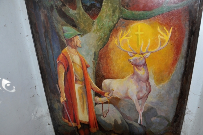 Opravená Boží muka se sv. Hubertem hlídá jasné oko (vlevo na zdi).