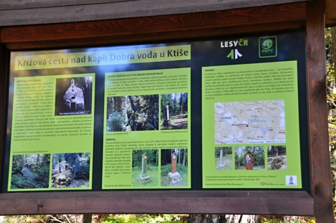 O obnovené křížové cestě, kapli a jedné ze starých pověstí si čteme na informační tabuli. Ta je umístěna na značené turistické stezce, ale vzhůru již vedou jen malé šipky. 