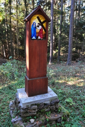 Jedno z nových dřevěných zastavení křížové cesty.