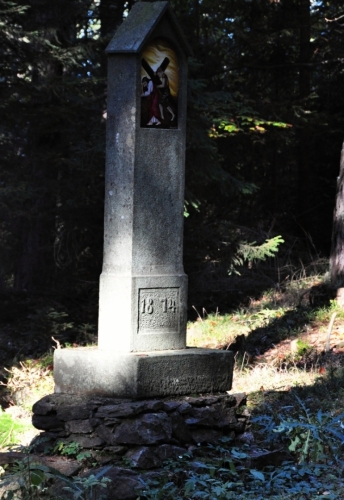 Původních, s letopočtem 1874, se zachovalo jen několik.