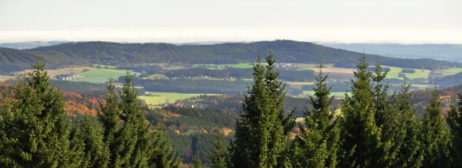 Dobře dohlédneme také na hřeben ke Kluku (741 m n. m.).