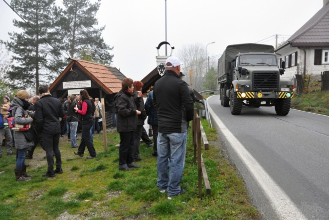 Kolem jezdí kolony belgických vojenských aut do VVP Boletice.