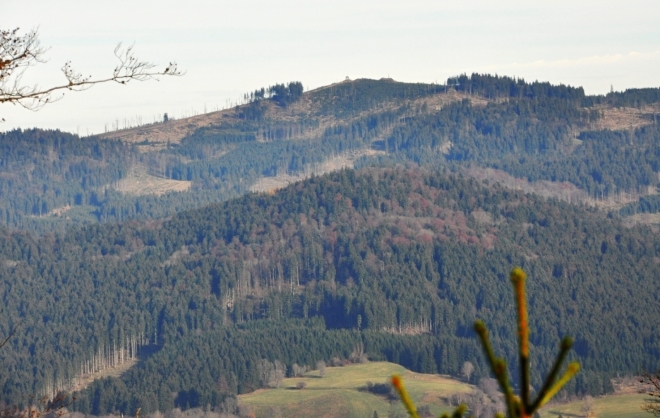 Knížecí stolec je nově zakreslen v mapách s výškou 1 236 m n.m. Je to po opravě původně zmiňované kóty 1 226 m n. m., kdy by byl sousední vrchol Lysé (1 228 m n. m.) o 2 m vyšší. Tak se o tom zmiňuji i v předešlých článcích na Šlápotech. Dle nových zjištění je však vrcholová skála o cca 10 m vyšší než bylo psáno. Atraktivní vrcholek s rozhlednou je tedy po zásluze nejvyšší horou Želnavské hornatiny.