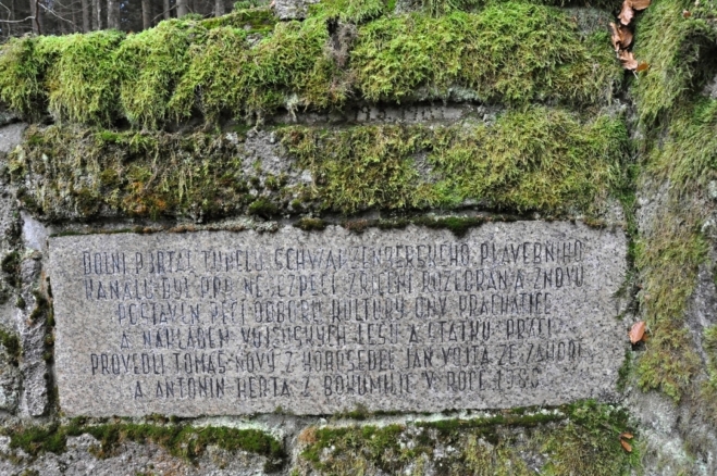 Vytesaný vzkaz upozorňuje na to, že v minulosti byl portál tunelu z důvodu hrozby zřícení rozebràn a znivu sestaven.