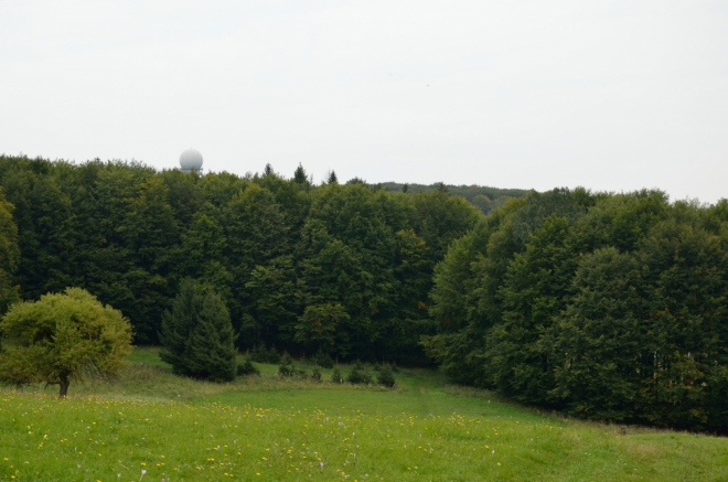 Divná koule vystupující z lesů je vojenský radar na Bánkútu.