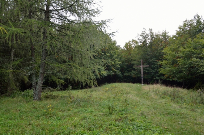 Příchodu na vrchol Istállóskő bych si z tohoto směru ani nevšiml, nebýt příslušného označení.