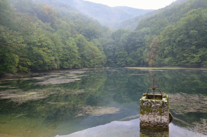 Jezero z druhé strany. U této fotky si vždycky vzpomenu na jezero Siněvir na Ukrajině.