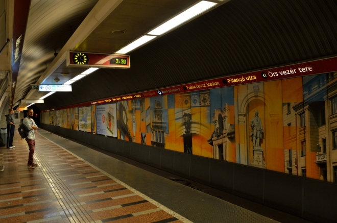 Prostředí linky M2 se příliš zásadně neliší od prostředí pražského metra, překvapí pouze kontroly jízdenek na vstupu.