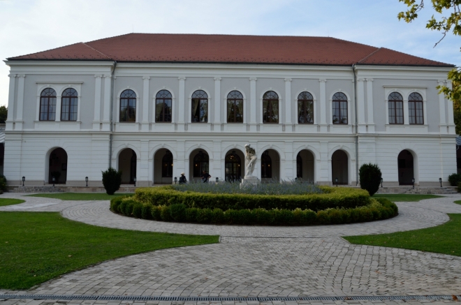 Budova za pramenem by snad měla být součástí nějakého hotelu.