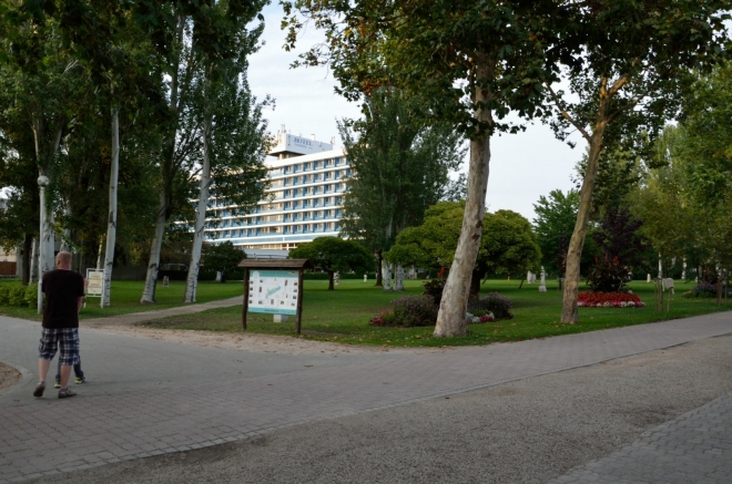 Chceme dojít až na východní konec promenády, kam nás opět doprovází souvislá řada stánků a podobných věcí. V pozadí vidíme další z místních hotelů.