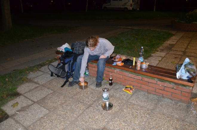 Na vaření potřebujeme světlo a kemp je osvětlen jen minimálně, takže nakonec vaříme před velkými umývárnami a možná trochu bavíme lidi. Lépe jsme to bohužel nevymysleli.