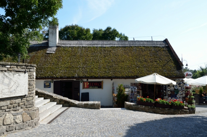 Vracíme se k hlavní silnici. Vše, co jsme dosud viděli, je vzorně upravené, samé důstojně vypadající obchůdky a restaurace.