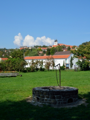 Přešli jsme skoro celou vesnici a zabočili na západ směrem do nitra poloostrova. Podle počtu turistů by se zdálo, že zde už nic zajímavého nenajdeme, opak je ale pravdou.