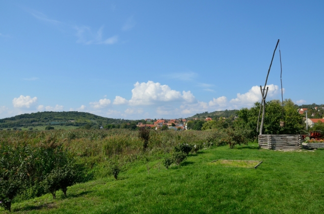 Vlevo v popředí rákos v jezeře Belső-tó („belšétó“), vpravo tradiční studna.
