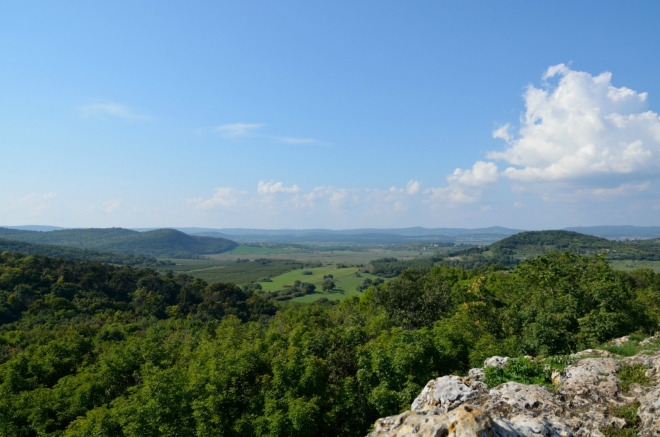 Pohled do nitra poloostrova, některé místní kopce bývaly aktivními vulkány.