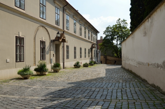 Jak známo, bloudící člověk chodí v kruzích. Já jsem se již nevědomky dokázal otočit o 180 stupňů, nechávám se náhodně vést ulicemi.