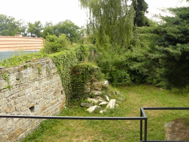 Kromě věže zbyly z hradebních budov jen hromady kamenů a několik zdí.