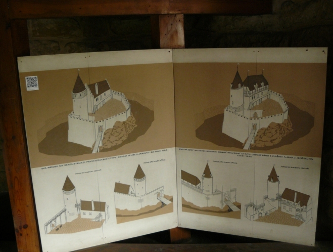 Proměny hradu v dějinách, vlevo do roku 1368 (období Jence z Janovic) a vpravo mezi lety 1368 a 1390 (období pánů z Vlašimi a Jana z Jenštejna). Názory na podobu hradu se různí, nahoře je jedna možná podoba a dole dva pohledy na jinou možnou podobu.