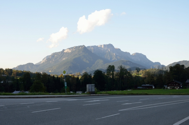 Severní stranu obzoru ovládá 10 km vzdálený masiv Untersberg s nejvyšším vrcholem Berchtesgadener Hochthron (1973 m). To jsou ty impozantní hory ležící na hranicích, o kterých jsem mluvil.