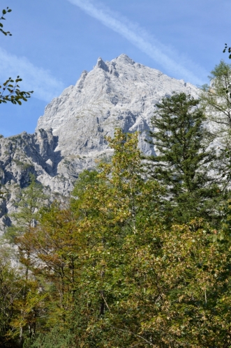 Někde vpravo se nachází též Hochkalter, jeden z hlavních vrcholů národního parku (2608 m), možná se na něj zrovna díváme.